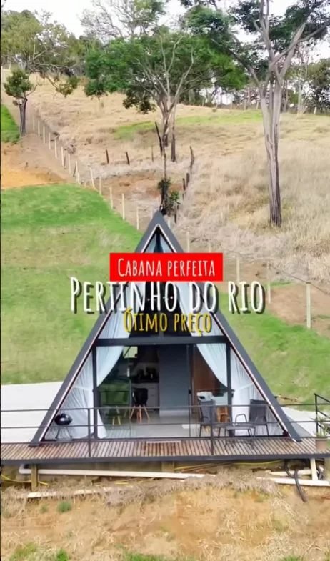 Cabana em formato triangular no gramado