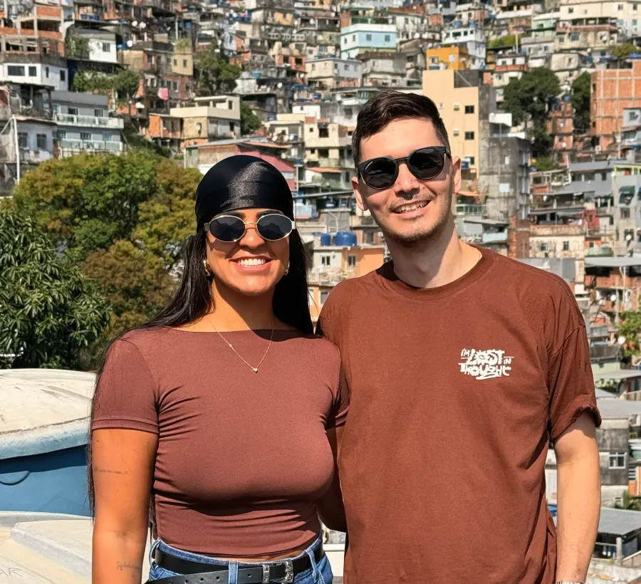 Jessica e Felipe com a cidade do Rio ao fundo