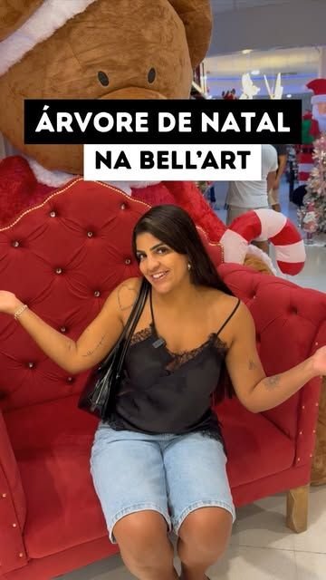 Jessica num trono vermelho de Natal